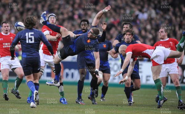 27.02.09 - France v Wales - RBS Six Nations 2009 - Wales' Tom Shanklin and France's Imanol Harinordoquy collide. 