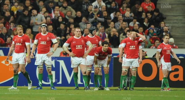 27.02.09 - France v Wales - RBS Six Nations 2009 - Wales players look dejected after a French try. 