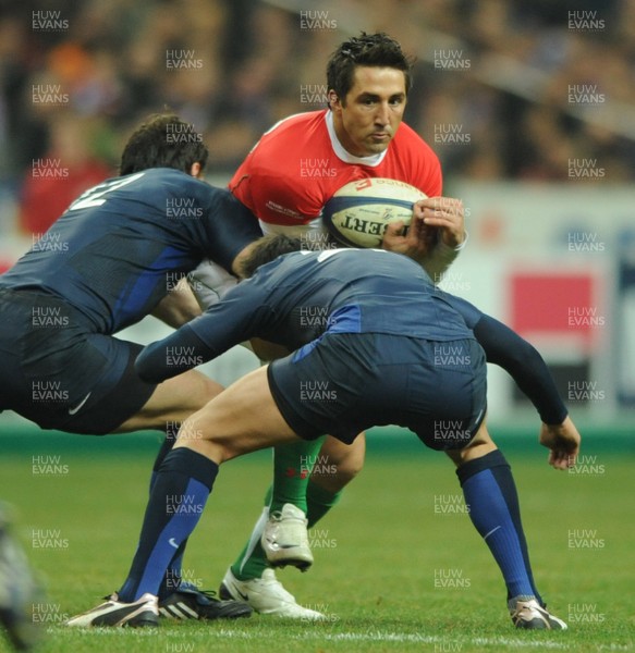 27.02.09 - France v Wales - RBS Six Nations 2009 - Wales' Gavin Henson is held. 