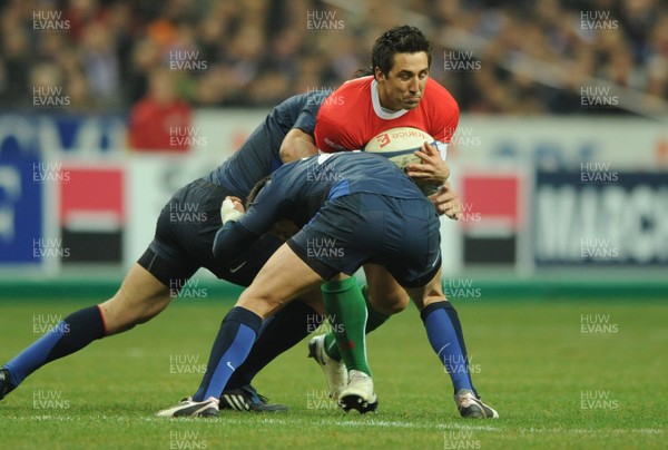 27.02.09 - France v Wales - RBS Six Nations 2009 - Wales' Gavin Henson is held. 