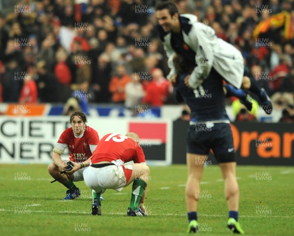 27.02.09 - France v Wales - RBS Six Nations 2009 - Wales' Ryan Jones and Tom Shanklin look dejected at the end of the game as France players celebrate. 