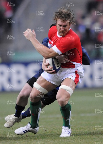 27.02.09 - France v Wales - RBS Six Nations 2009 - Wales' Andy Powell is held. 