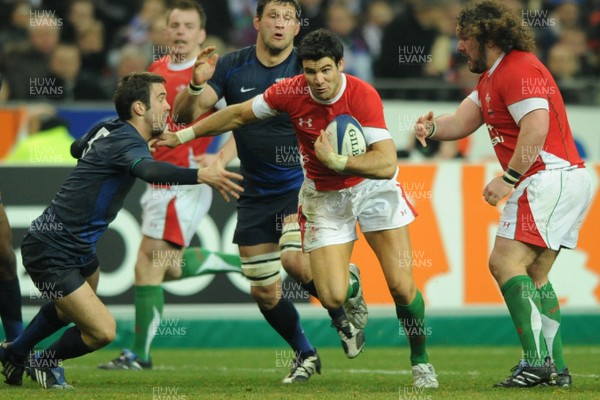 27.02.09 - France v Wales - RBS Six Nations 2009 - Wales' Mike Phillips takes on France's Morgan Parra. 