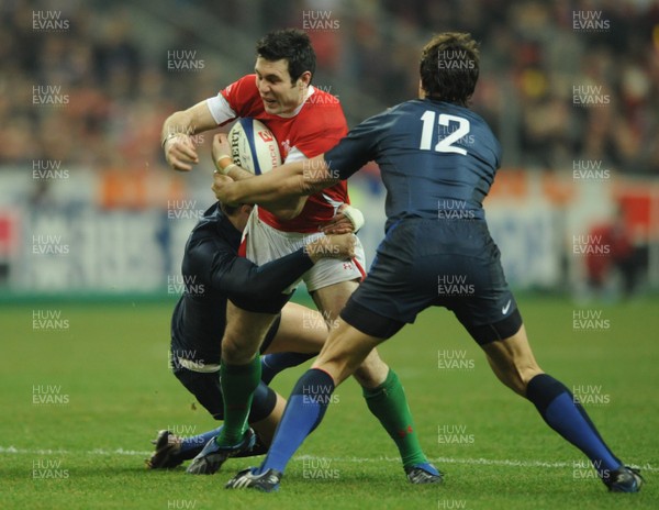 27.02.09 - France v Wales - RBS Six Nations 2009 - Wales' Stephen Jones is tackled by France's Francois Trinh-Duc and Yannick Jauzion. 