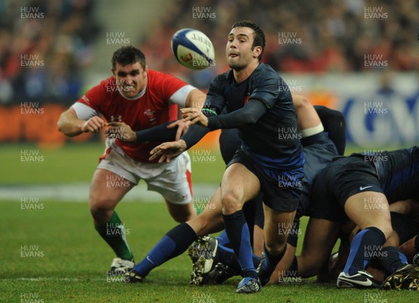 27.02.09 - France v Wales - RBS Six Nations 2009 - France's Morgan Parra feeds the ball out. 