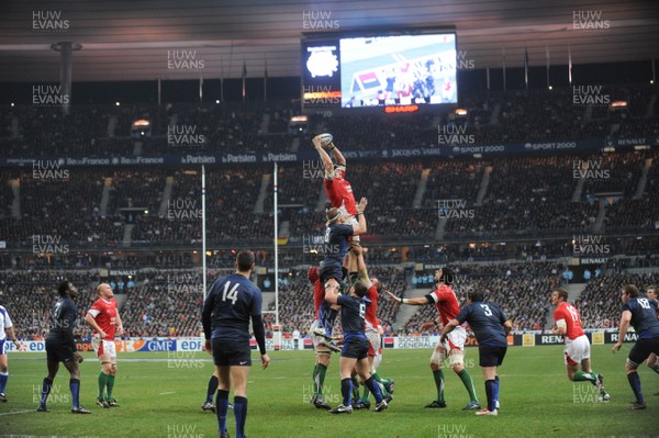 27.02.09 - France v Wales - RBS Six Nations 2009 - Wales' Ryan Jones wins line-out ball. 