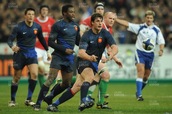 27.02.09 - France v Wales - RBS Six Nations 2009 - France's Yannick Jauzion feeds the ball out. 