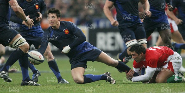 27.02.09 France v Wales... France's Francois Trinh-Duc manages to get in a pass as Gavin Henson tackles. 