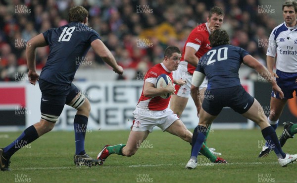 27.02.09 France v Wales... Wales' Shane Williams tries to get past France's Romain Millo-Chluski and  Sebastien Tillous-Borde(rt) 