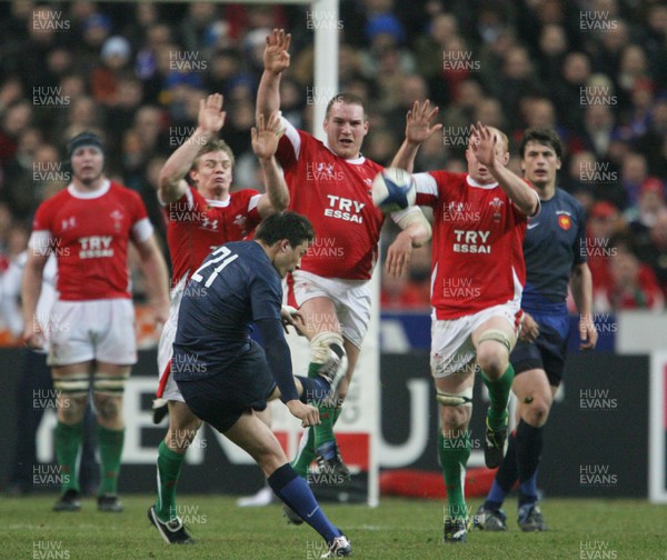 27.02.09 France v Wales... Wales' Dwayne Peel, Gethin Jenkins and Martyn Williams try to stop a kick by France's Francois Trinh-Duc. 