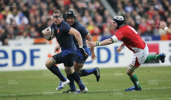 27.02.09 France v Wales... France's Imanol Harinordoquy is chased by Ryan Jones. 