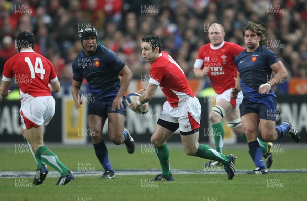 27.02.09 France v Wales... Wales' Stephen Jones releases the ball. 
