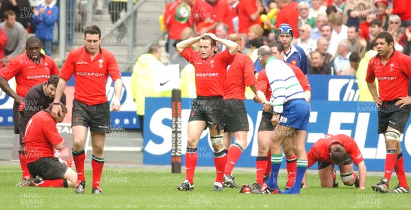 290303 - France v Wales - Six Nations Championship - Welsh players leave the field dejected