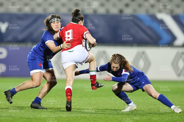 030421 - France v Wales - Women's Six Nations - Jess Roberts of Wales and Clara Joyeux and Pauline Bourdon of France