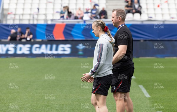 230423 - France v Wales, TicTok Women’s 6 Nations - Wales head coach Ioan Cunningham and captian Hannah Jones of Wales check out the pitch on arrival at the stadium