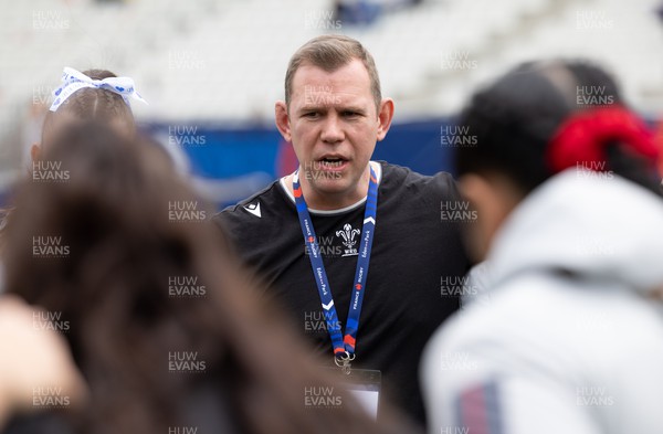 230423 - France v Wales, TicTok Women’s 6 Nations - Wales head coach Ioan Cunningham talks to the team on arrival at the stadium