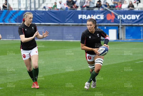 230423 - France v Wales, TicTok Women’s 6 Nations - Georgia Evans of Wales and Hannah Jones of Wales during warm up ahead of the match