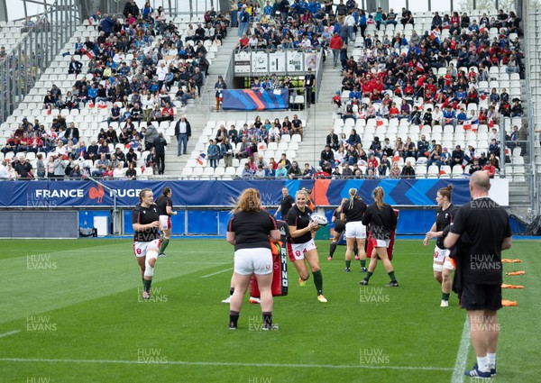 230423 - France v Wales, TicTok Women’s 6 Nations - The Wales team warms up