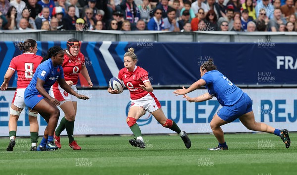 230423 - France v Wales, TicTok Women’s 6 Nations - Elinor Snowsill of Wales looks to attack