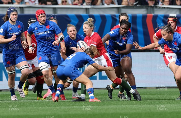 230423 - France v Wales, TicTok Women’s 6 Nations - Elinor Snowsill of Wales looks to attack