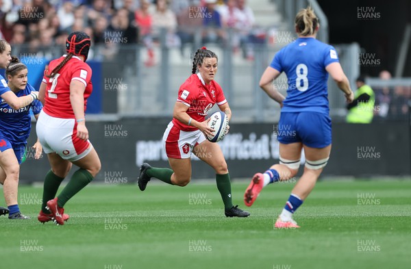 230423 - France v Wales, TicTok Women’s 6 Nations - Ffion Lewis of Wales looks to break