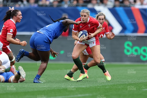 230423 - France v Wales, TicTok Women’s 6 Nations - Carys Williams- Morris of Wales  looks to set up an attack