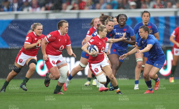 230423 - France v Wales, TicTok Women’s 6 Nations - Keira Bevan of Wales breaks away to set up an attack