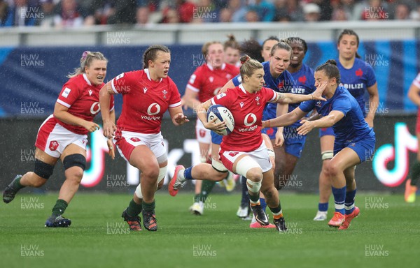 230423 - France v Wales, TicTok Women’s 6 Nations - Keira Bevan of Wales breaks away to set up an attack