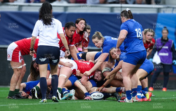 230423 - France v Wales, TicTok Women’s 6 Nations - The Welsh pack pressure the French on their own try line