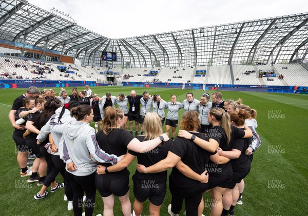 230423 - France v Wales, TicTok Women’s 6 Nations - The team huddle together at the start of the match