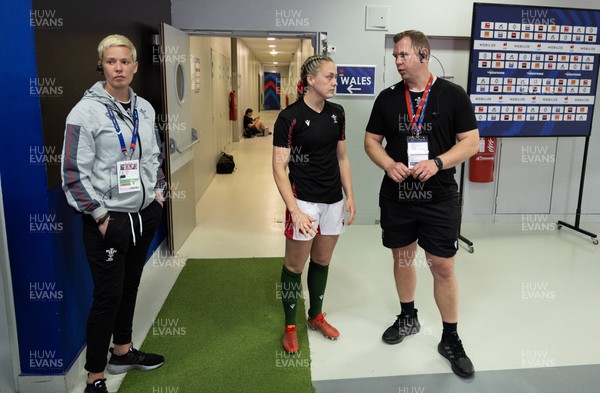 230423 - France v Wales, TicTok Women’s 6 Nations - Team manager Hannah John, Hannah Jones of Wales and Wales head coach Ioan Cunningham wait for the coin toss