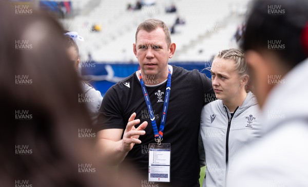 230423 - France v Wales, TicTok Women’s 6 Nations - Wales head coach Ioan Cunningham and captain Hannah Jones of Wales check out the pitch on arrival at the stadium