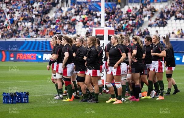 230423 - France v Wales, TicTok Women’s 6 Nations - The team gather together during warm up