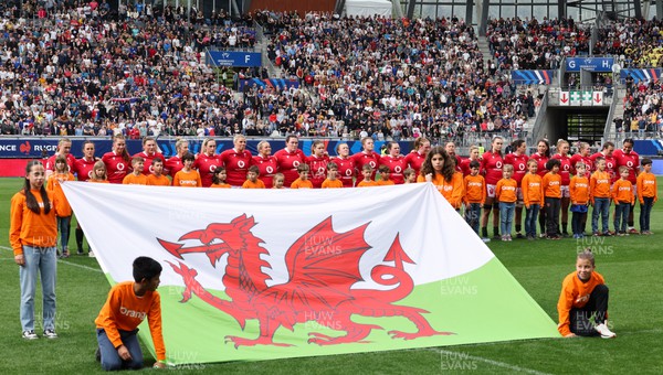 230423 - France v Wales, TicTok Women’s 6 Nations - The Welsh team lines up for the anthem at the start of the match