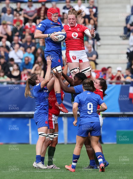 230423 - France v Wales, TicTok Women’s 6 Nations - Audrey Forlani of France and Abbie Fleming of Wales contest the line out
