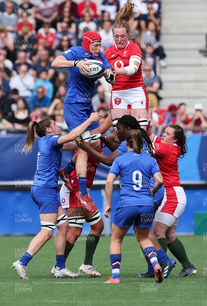 230423 - France v Wales, TicTok Women’s 6 Nations - Audrey Forlani of France and Abbie Fleming of Wales contest the line out