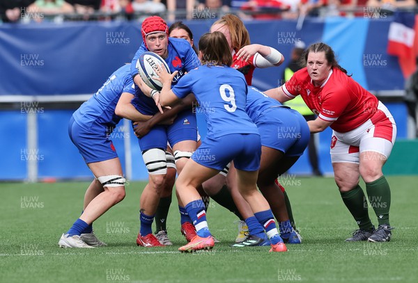 230423 - France v Wales, TicTok Women’s 6 Nations - Audrey Forlani of France feeds back to Alexandra Chambon of France 