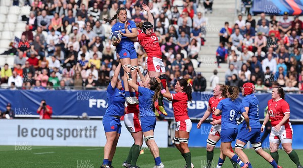 230423 - France v Wales, TicTok Women’s 6 Nations - Wales and France contest a line out