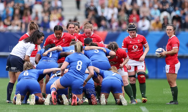 230423 - France v Wales, TicTok Women’s 6 Nations - The Welsh pack scrum down against the French