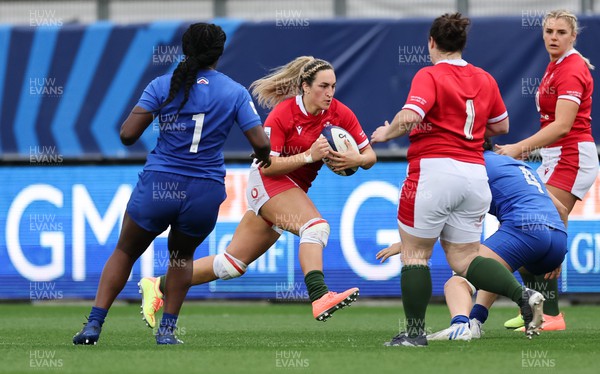 230423 - France v Wales, TicTok Women’s 6 Nations - Courtney Keight of Wales charges forward