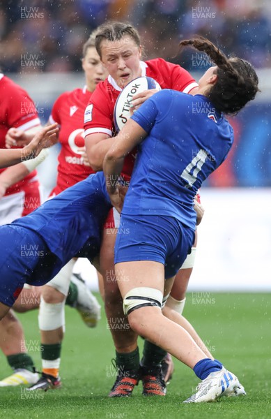 230423 - France v Wales, TicTok Women’s 6 Nations - Lleucu George of Wales holds off Maelle Picut of France 