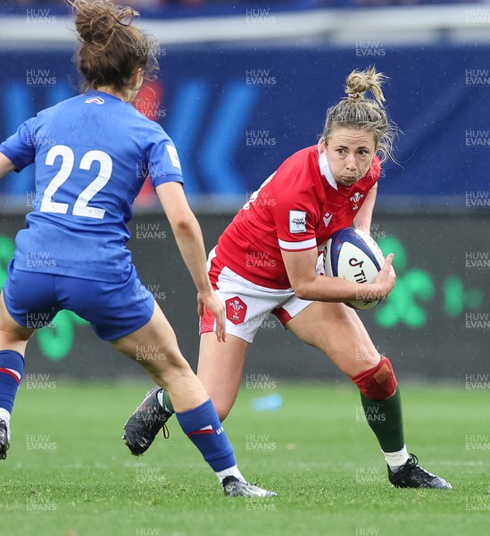 230423 - France v Wales, TicTok Women’s 6 Nations - Elinor Snowsill of Wales takes on Carla Arbez of France 