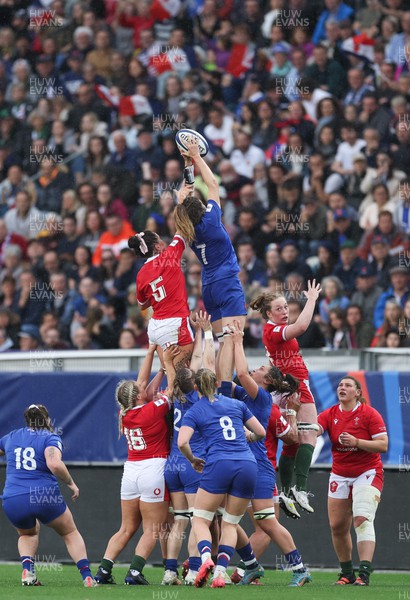 230423 - France v Wales, TicTok Women’s 6 Nations - Gaelle Hermet of France beats Bethan Lewis of Wales to win the line out