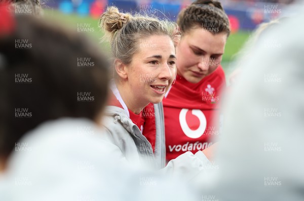 230423 - France v Wales, TicTok Women’s 6 Nations - Elinor Snowsill of Wales speaks to the team at the end of the match