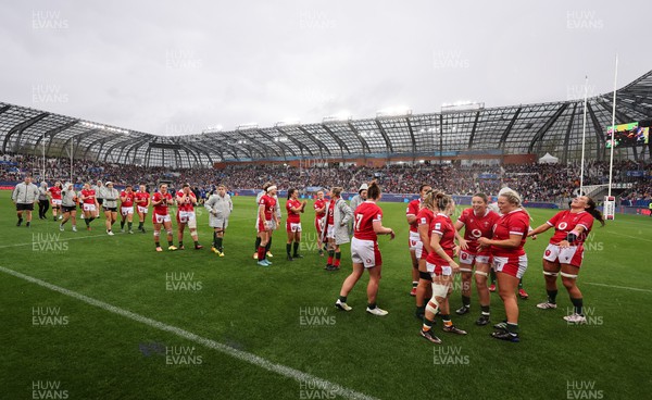 230423 - France v Wales, TicTok Women’s 6 Nations - Wales players gather together at the end of the match
