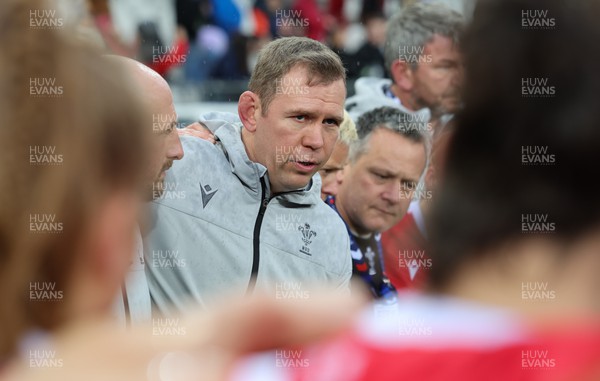 230423 - France v Wales, TicTok Women’s 6 Nations - Wales head coach Ioan Cunningham speaks to the team at the end of the match