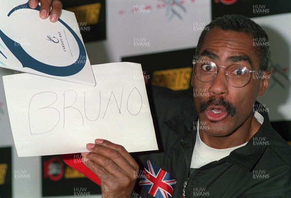 270993 - Press Conference -  Trainer of Lennox Lewis, Pepe Correa, says NO (the last letters of Bruno) to Frank Bruno