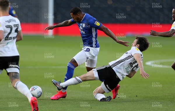 100720 - Fulham v Cardiff City - SkyBet Championship - Nathaniel Mendez-Laing of Cardiff City is challenged by Harry Arter of Fulham