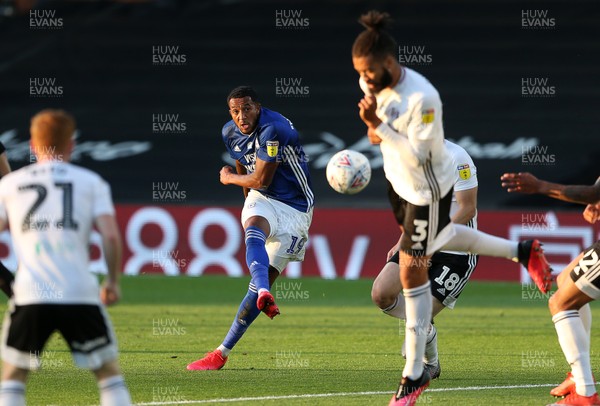 100720 - Fulham v Cardiff City - SkyBet Championship - Nathaniel Mendez-Laing of Cardiff City takes a shot at goal