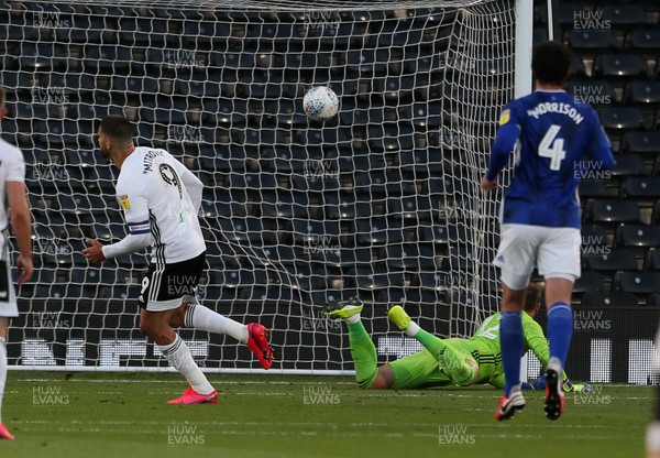 100720 - Fulham v Cardiff City - SkyBet Championship - Aleksandar Mitrovic of Fulham scores a goal